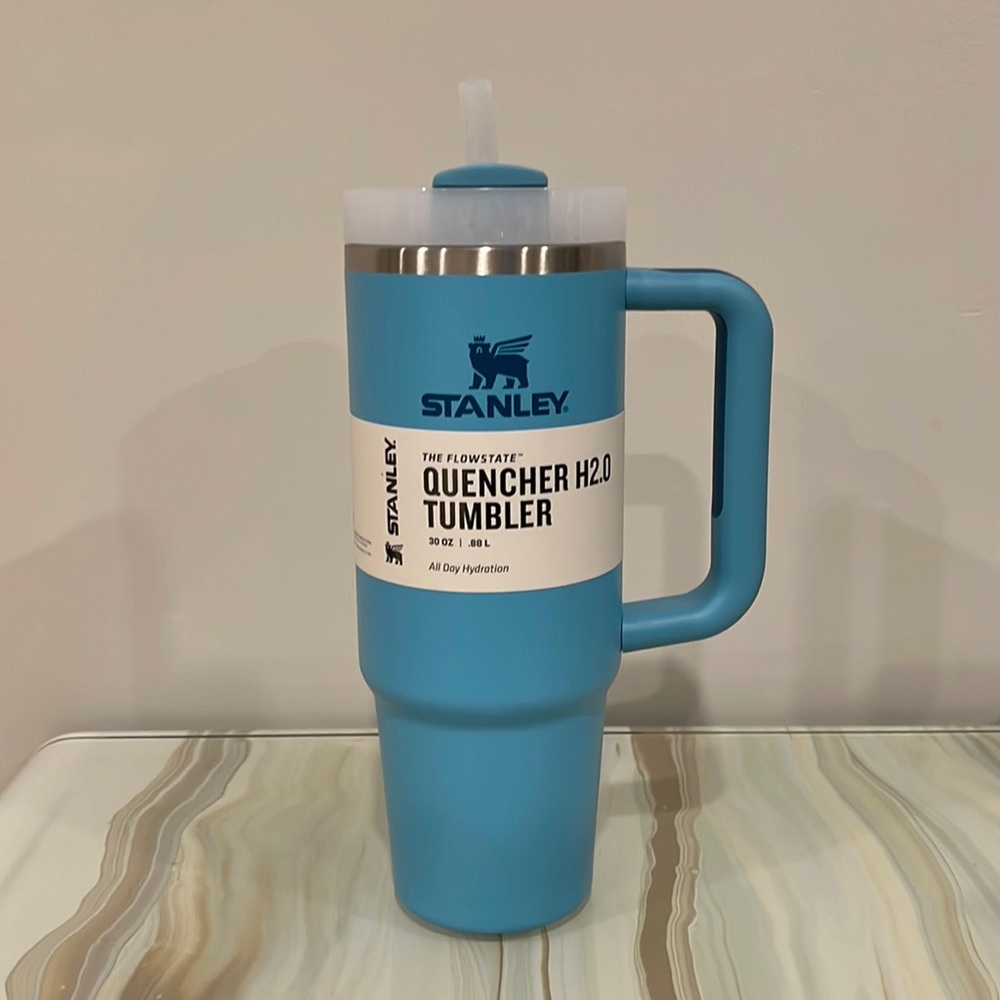 BRAND NEW
30 oz Stanley flowstate quencher tumbler
Color: Pool